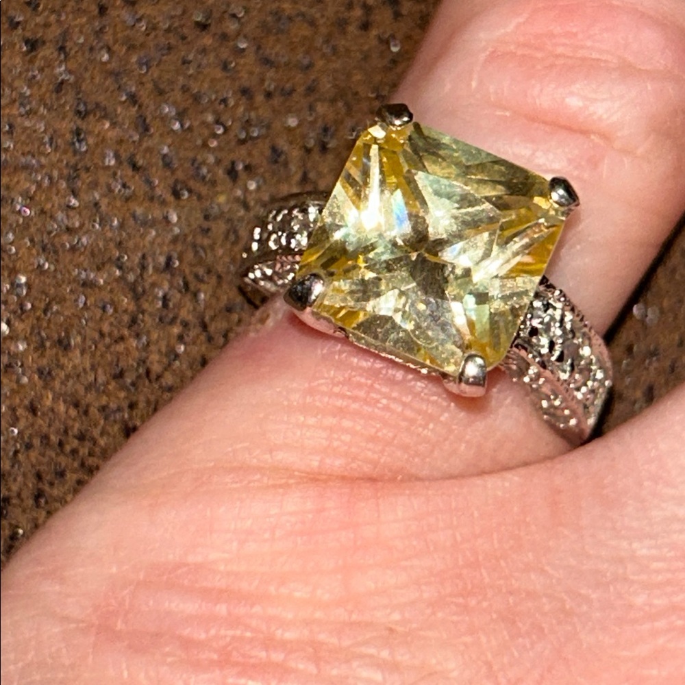 Avon Cocktail Ring—New without box - Picture 5 of 7